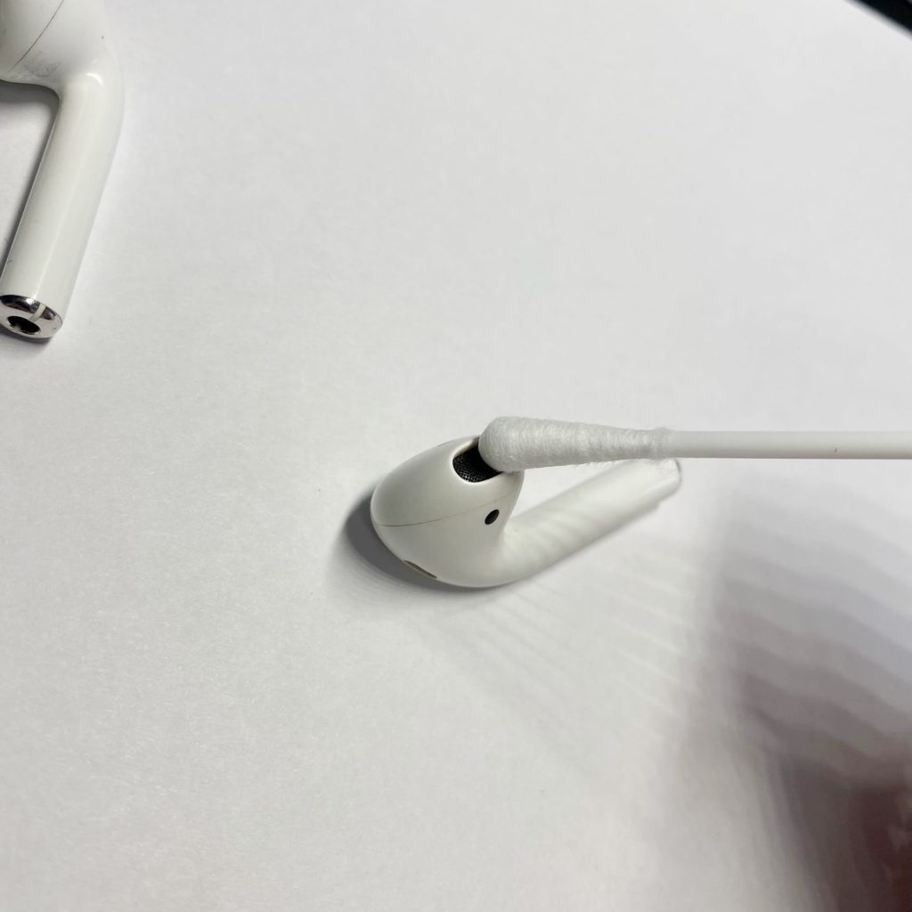 Як почистити навушники Apple Airpods у домашніх умовах