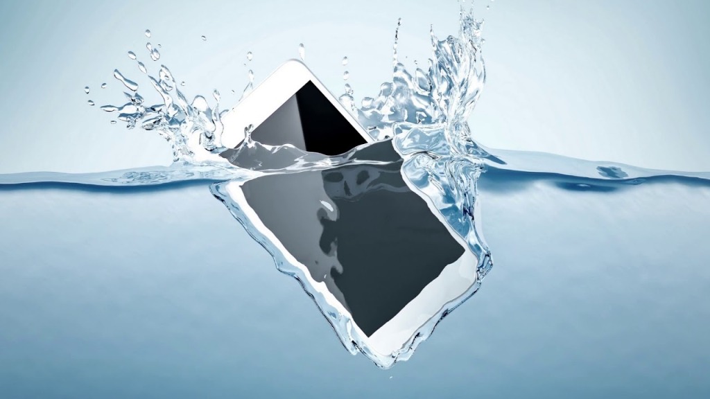 Що робити, якщо телефон впав у воду і не включається