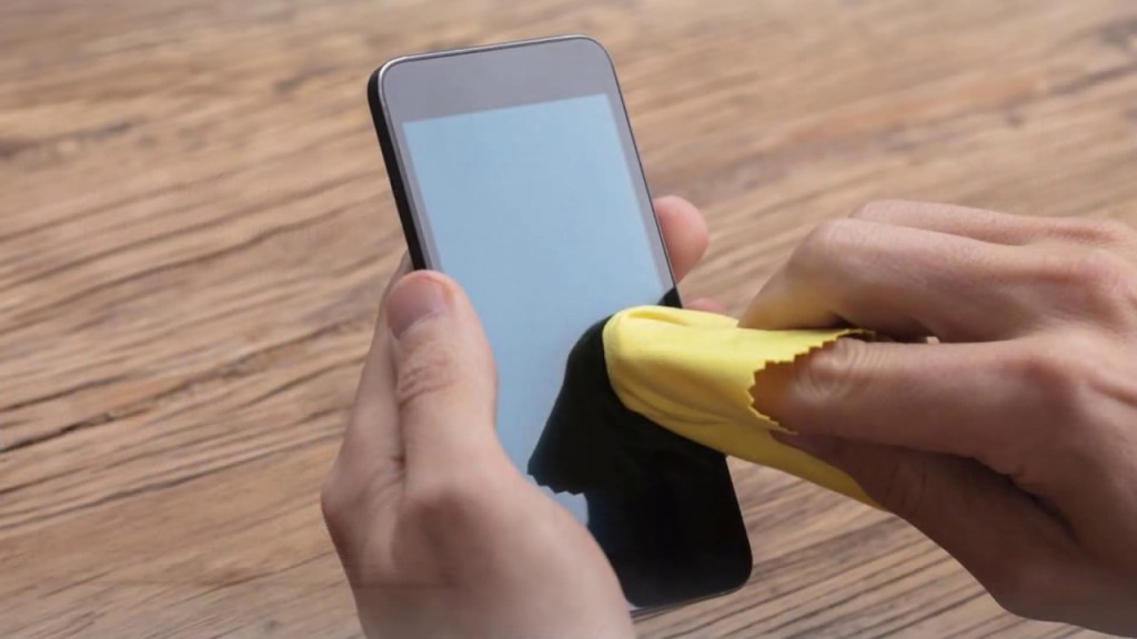 Що робити, якщо телефон впав у воду і не включається