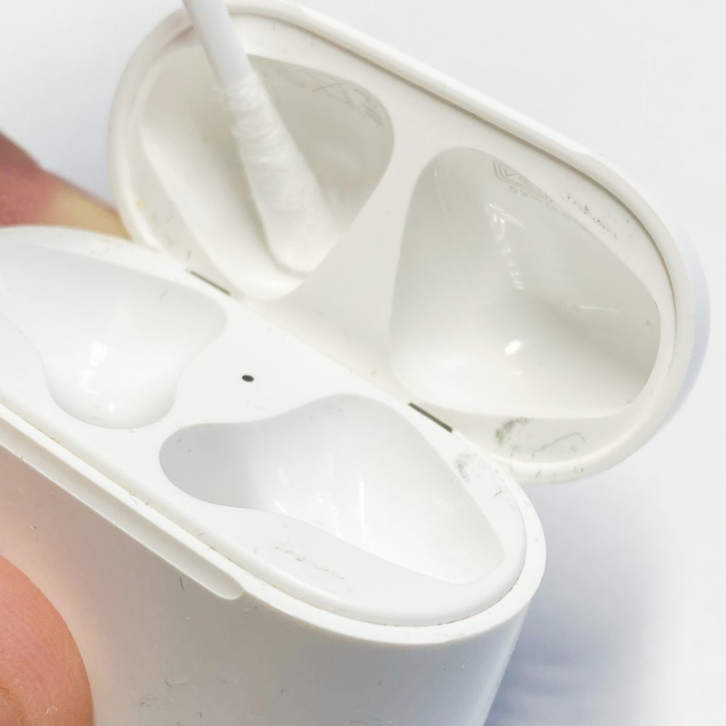 Як почистити навушники Apple Airpods у домашніх умовах