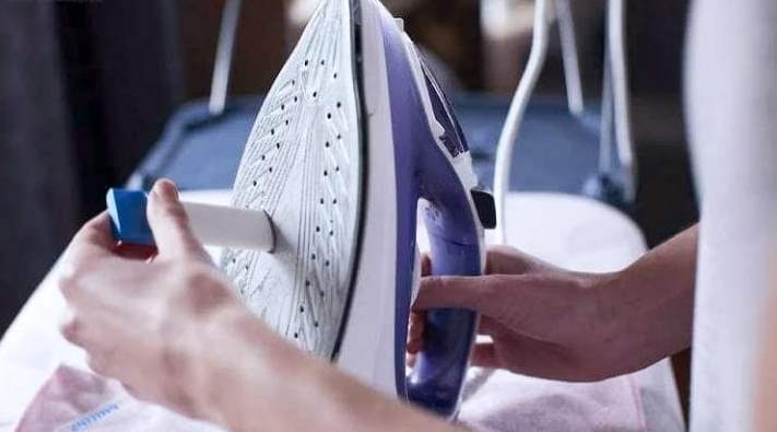 Як почистити праску в домашніх умовах?⭐ Інструкція та поради щодо чищення праски від нагару 🔌