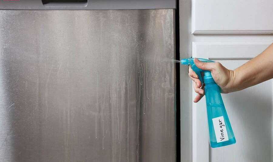 Як помити холодильник в домашніх умовах? Інструкція з очищення холодильників 🔌