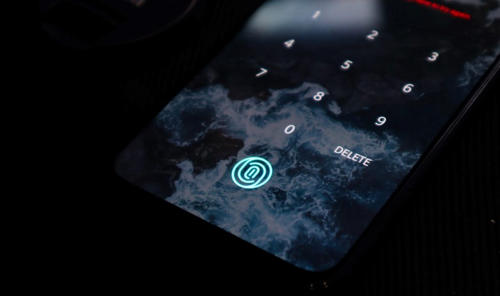 Сканер відбитків пальців на екрані чи збоку телефону, що краще?