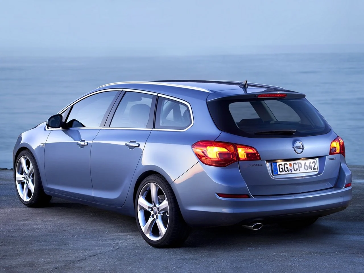 Opel Astra Sports Tourer 2011