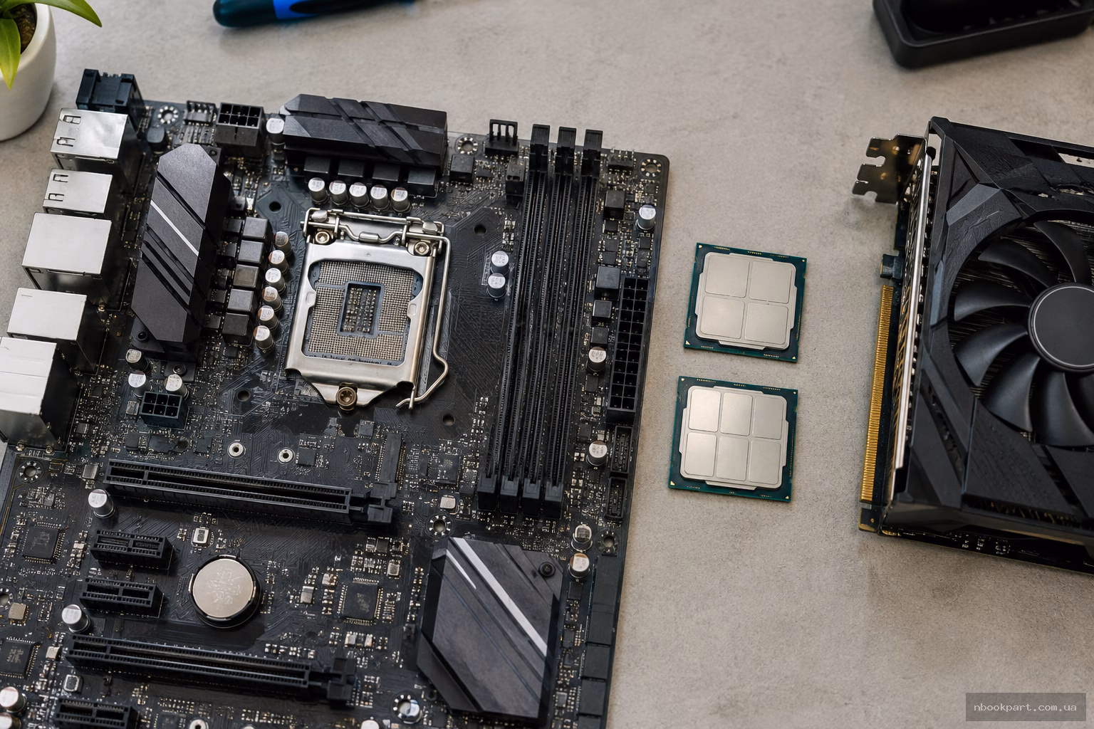 Процесори рівня Core i3-9100F та i5-9400F біля материнської плати